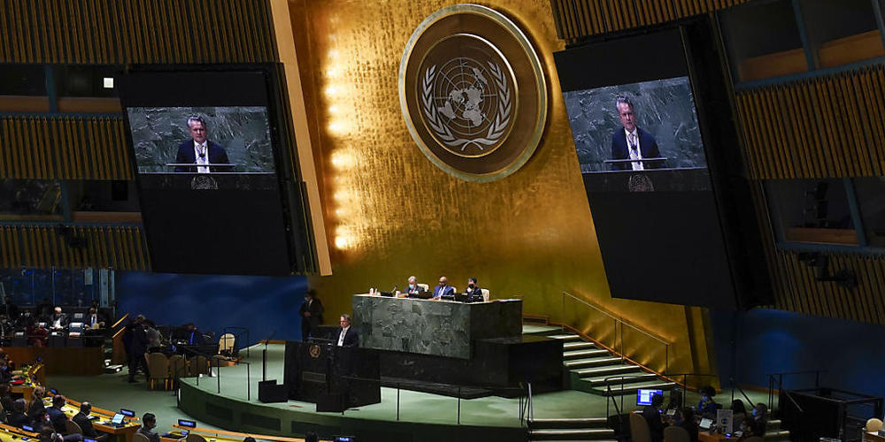 Serhij Kyslyzja, Botschafter der Ukraine bei den Vereinten Nationen, spricht während einer Dringlichkeitssitzung der Generalversammlung im Hauptquartier der Vereinten Nationen. Foto: Seth Wenig/AP/dpa