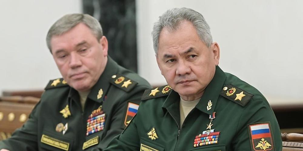 HANDOUT - Das von der staatlichen russischen Nachrichtenagentur Sputnik veröffentlichte Poolbild zeigt Sergej Schoigu (r), Verteidigungsminister von Russland, und Waleri Gerassimow, Generalstabschef der russischen Streitkräfte, während sie an eine...