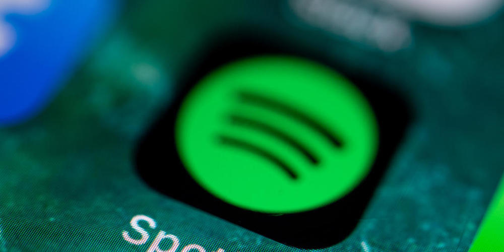 ARCHIV - Die App des Musikdienstes Spotify wird auf dem Display eines iPhone angezeigt. Foto: Fabian Sommer/dpa