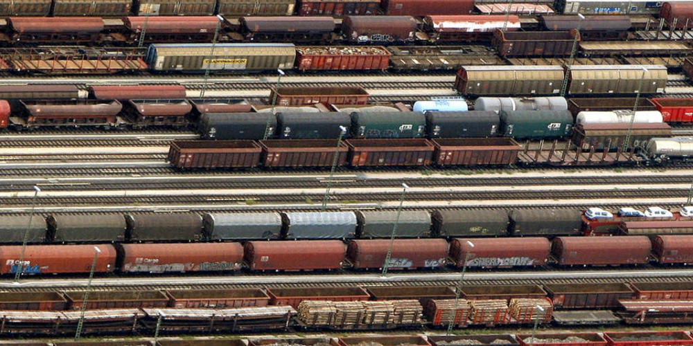 Die Bahn-Logistiktochter DB Schenker stellt ihre Sendungen nach Russland vorerst ein.