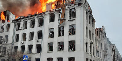 HANDOUT - Dieses vom ukrainischen Katastrophenschutz veröffentlichte Foto zeigt einen Brand in einem Fakultätsgebäude der Universität Charkiw, der durch einen russischen Raketenangriff verursacht wurde. Foto: Emergency Service Of Ukraine/PA Media/...