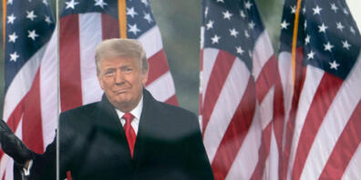 ARCHIV - Donald Trump, damaliger Präsident der USA, kommt während einer Kundgebung seiner Unterstützer auf die Bühne. Foto: Evan Vucci/AP/dpa