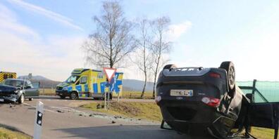 Zwei Autolenker, eine Beifahrerin und eine Fussgängerin haben sich bei einer heftigen Kollision in Wil verletzt.