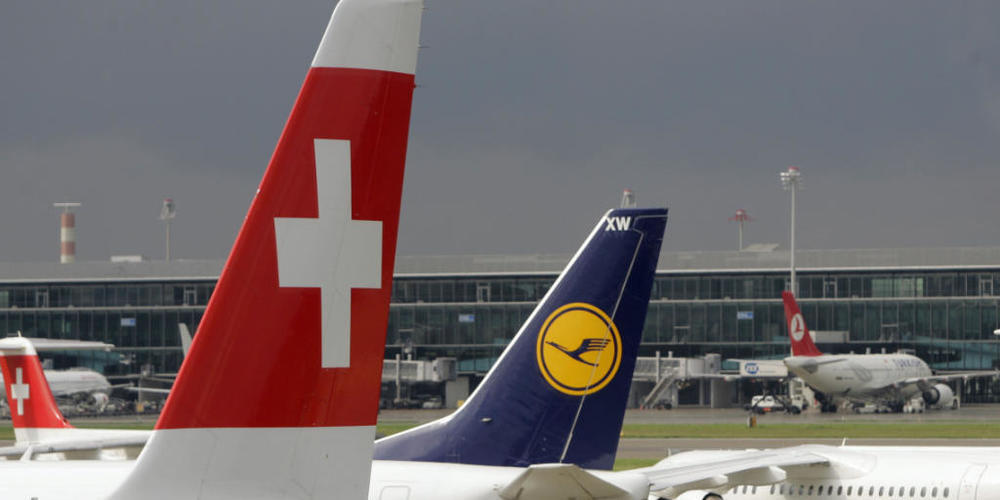 Das Fliegen mit der Swiss und Lufthansa wird teurer. Die Fluggesellschaften werden unter anderem wegen höherer Treibstoffpreisen die Ticketpreise anheben.(Archivbild)