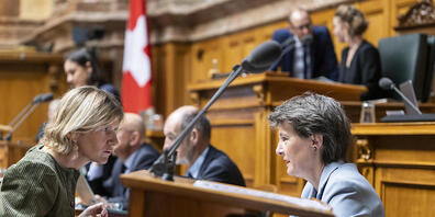 Bundesrätin Simonetta Sommaruga (rechts) im Gespräch mit mit Sandra Locher Benguerel (SP/GR) während der Debatte über die Gletscher-Initiative im Nationalrat.