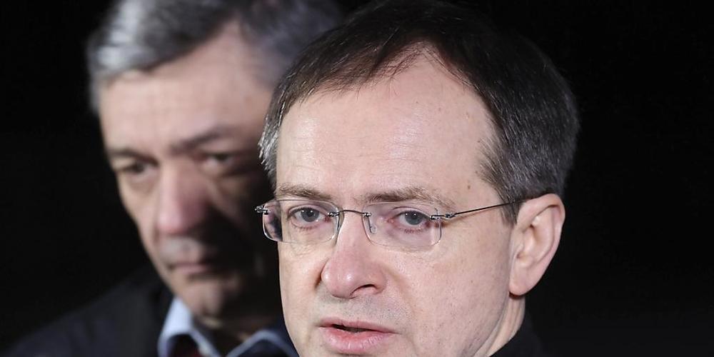 HANDOUT - Nach Angaben von Wladimir Medinski (r.), Leiters der russischen Delegation für die Friedensverhandlungen, soll es noch heute zu weiteren Gesprächen mit der Vertretern der Ukraine kommen. Foto: Maxim Guchek/BelTA/AP/dpa - ACHTUNG: Nur zur...