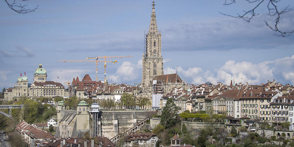 Am Berner Münster erklangen am Donnerstagmittag die Glocken gegen den Krieg in der Ukraine und für den Frieden. (Archivbild)