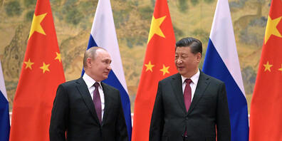 dpatopbilder - Der chinesische Präsident Xi Jinping (r) und der russische Präsident Wladimir Putin vor ihren Gesprächen. Foto: Alexei Druzhinin/Pool Sputnik Government/AP/dpa