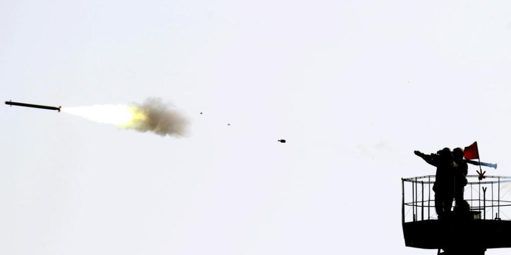 ARCHIV - Ein Soldat des Heeres feuert auf einem Schießplatz im schleswig-holsteinischen Todendorf eine Stinger-Flugabwehrrakete ab. Foto: Carsten Rehder/dpa