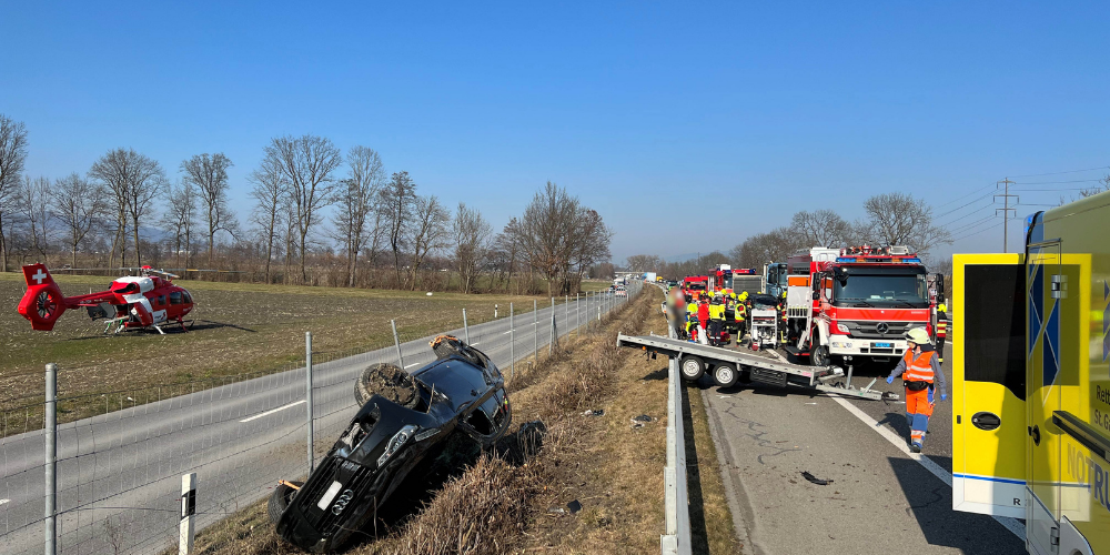 Der PKW kam nach dem Unfall neben der Fahrbahn zu liegen