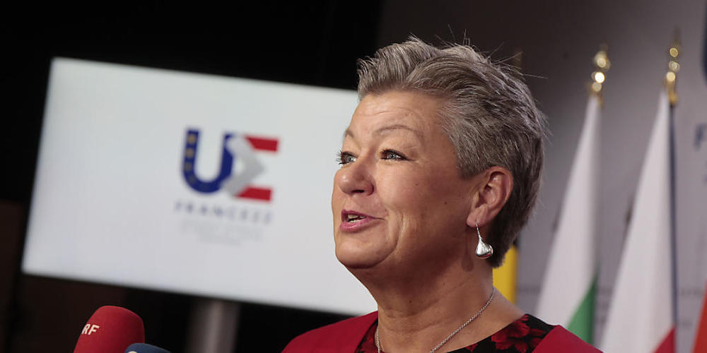 ARCHIV - Ylva Johansson, EU-Innenkommissarin, antwortet Journalisten vor einem Treffen der EU-Innenminister. Foto: Michel Spingler/AP/dpa