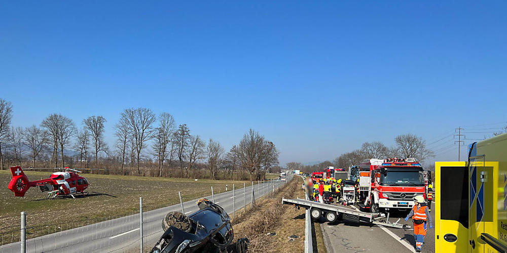 Auf der A13 war eine Anhängerkomposition mit einem darauf transportierten Auto ins Schleudern geraten. Dies führte zu einer Kollision mit einem Lastwagen.