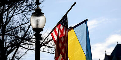 Die Pennsylvania Avenue in Washington D.C. ist mit der ukrainischen und der amerikanischen Fahne beflaggt. Foto: Britta Pedersen/dpa-Zentralbild/dpa