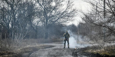Ein ukrainischer Soldat nimmt an militärischen Übungen auf dem Stützpunkt des Separaten Territorialen Verteidigungsbataillons von Saporischschja teil. Foto: -/Ukrinform/dpa