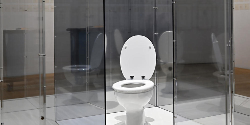 Yoko Onos Werk "Amaze" lädt das Publikum ein, sich in einem sehr privaten Moment zu exponieren.