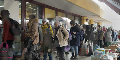 Ukrainische Flüchtlinge auf einem Bahnhof in Polen. 