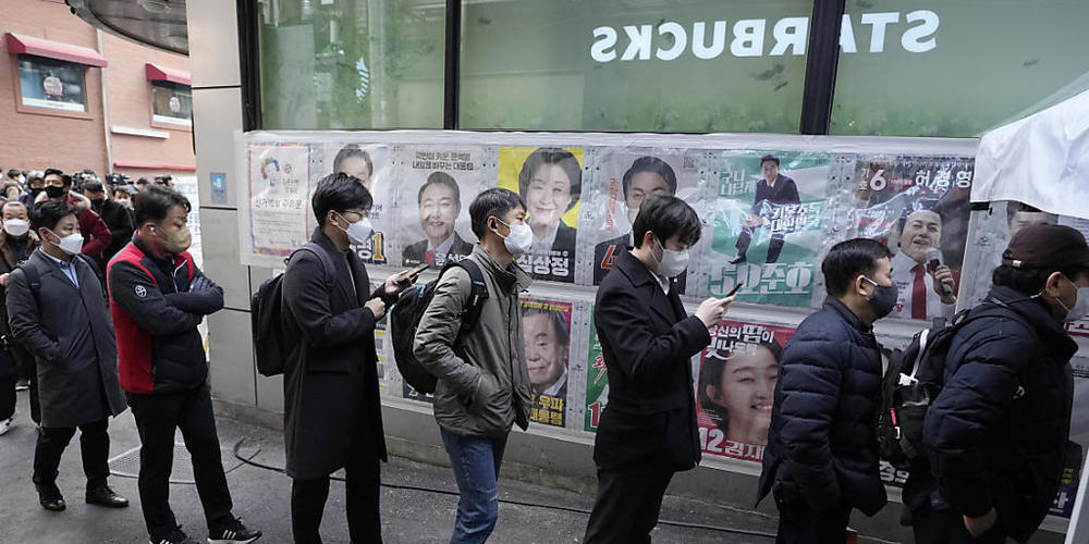 Menschen warten in einem Wahllokal in Seoul. Fünf Tage vor der Präsidentenwahl in Südkorea haben zahlreiche Menschen die Möglichkeit zur frühzeitigen Stimmabgabe genutzt. Die Beteiligung am ersten Vorwahltag habe den Rekordwert von 17,57 Prozent e...