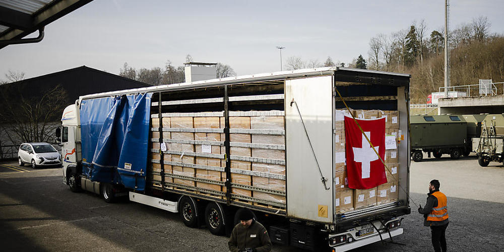 Hilfsgüter für die Ukraine werden in der Schweiz verladen. Wegen der vielen Anfragen aus der Bevölkerung zur Hilfe für die Flüchtlinge richtet der Kanton Thurgau eine Telefon-Hotline ein. (Archivbild)