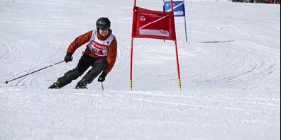 OK-Präsident Benno Scherrer fährt am Parlamentarierer-Skirennen den präparierte Piste hinunter.
