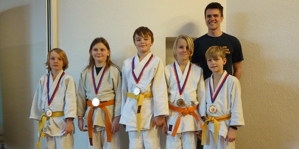 Die Gommiswalder Judokas in Rugell mit Trainer Patrizio Bonzani.