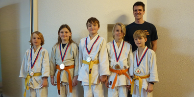 Die Gommiswalder Judokas in Rugell mit Trainer Patrizio Bonzani.