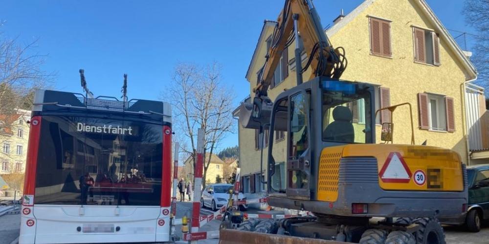 Bei der Kollision wurde der Bus schwerer, der Bagger nur leicht beschädigt.