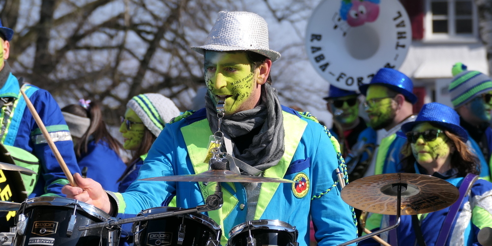 Die Räbäforzer aus Thal waren in ihren Sympathiefarben für die Ukraine, nämlich in gelb-blau gekleidet