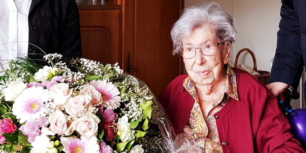 Vizepräsidentin Miriam Salvisberg und Gemeinderatsschreiber Christoph Giger überbrachten der 100-Jahr-Jubilarin Martha Looser die Glückwünsche der Gemeinde Thal