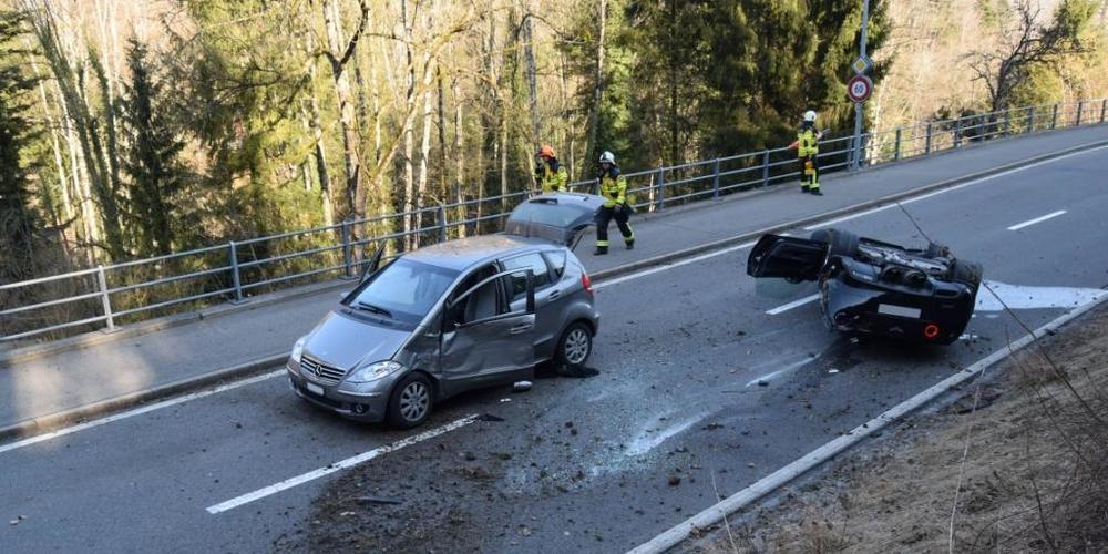 Das Auto des Unfallverursachers geriet auf die Böschung und kippte aufs Dach - dabei kam es zu einer seitlichen Kollision mit einem anderen Fahrzeug.