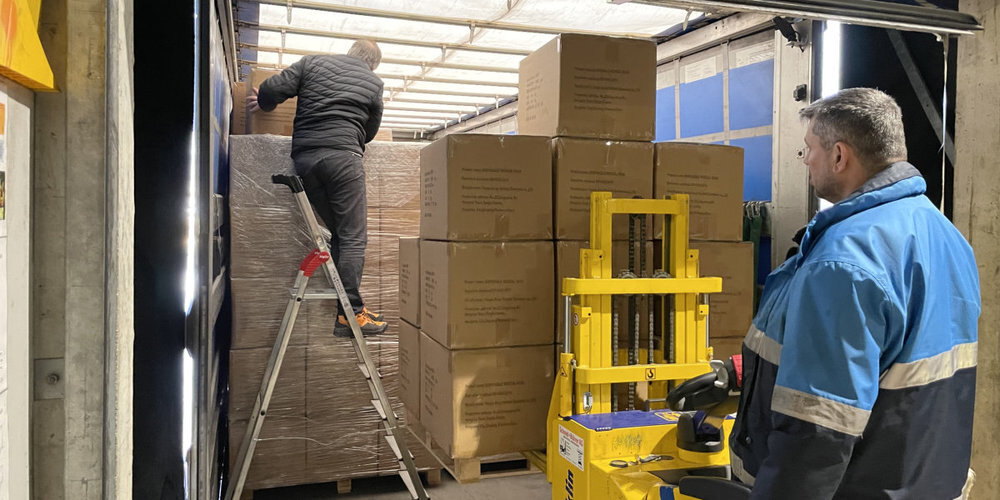 Die Hilfsgüter werden in Österreich für den Abtransport in Richtung Ukraine parat gemacht.