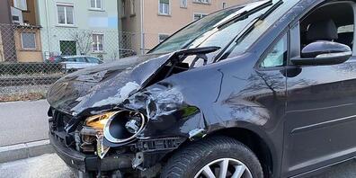 In Arbon ist am Sonntagmorgen ein betrunkener 21-jähriger Autofahrer in diverse Gegenstände und Hindernisse gefahren.