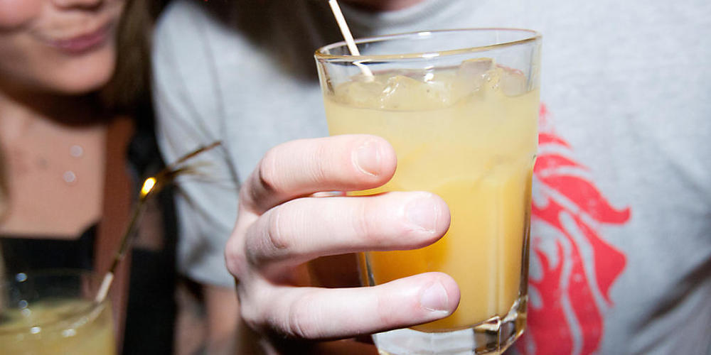 Einer Studie zufolge kann Alkoholkonsum selbst in Mengen, die gemeinhin als bescheiden angesehen werden, Risiken für das Gehirn bergen. 