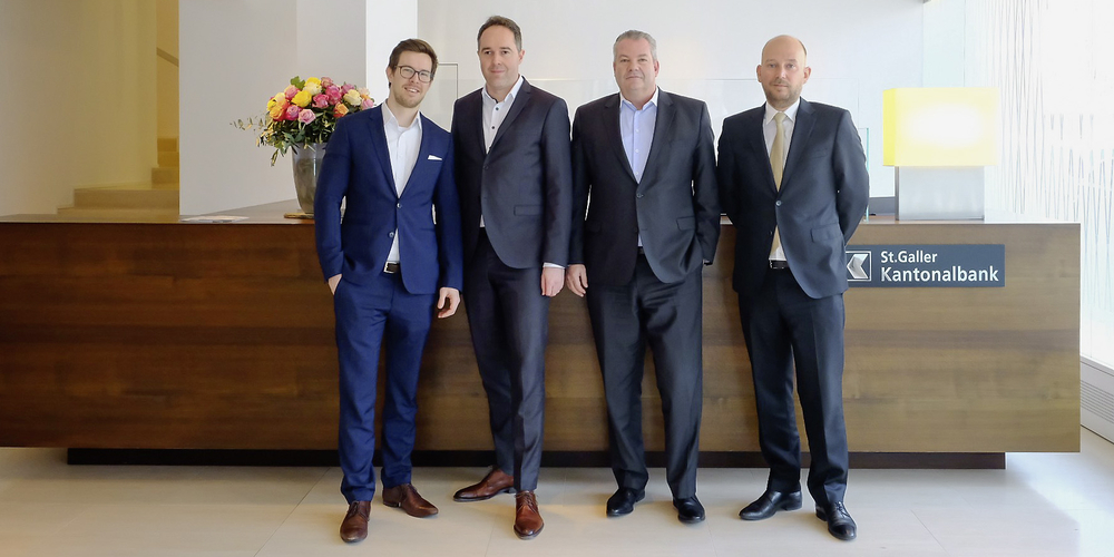 Die Preisträger (v.l.n.r.): Severin Lienhard (Finreon AG), Benjamin von Haase (Finreon AG), Markus Iseli (SGKB), Andreas Schiffer (SGKB).