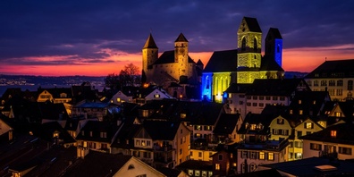 Auch die Rapperswiler Stadtkirche, welche an der Kundgebung in den ukrainischen Farben beleuchtet wurde, wird am 9. März erklingen.