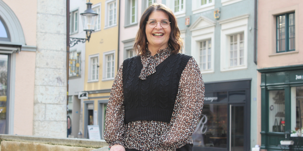 Maria-Elisa Natola wuchs für einige Jahre allein bei ihrer Grossmutter in Neapel in Italien auf. Sie erzählt, wie es für sie war und was sie schon alles in ihrem Leben erleben und mitnehmen konnte.