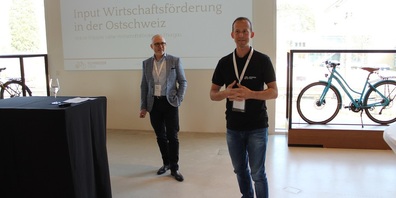 Marcel Räpple, Leiter Wirtschaftsförderung des Kantons Thurgau lobt die Kooperation der beiden Firmen. Reto Meyer, (rechts im Bild) Inhaber der Tour de Suisse Rad AG in Kreuzlingen legt den Fokus auf die Schweiz. Das Label soll zukünftig noch aktiver nach aussen getragen werden.