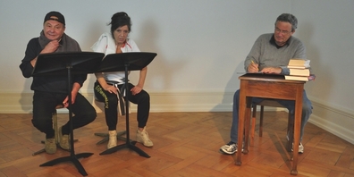 Mit «REHA» schrieb Charles Lewinsky (r.) den Schauspielern Graziella Rossi und Helmut Vogel (l.) eine Komödie auf den Leib.