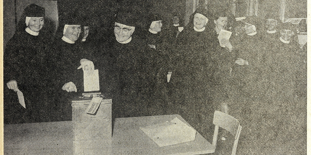 Am 6. Juni 1971 konnten im Kanton Schwyz erstmals Frauen über eidgenössische Vorlagen abstimmen. Das Bild zeigt die Schwestern des Frauenklosters in der Au, Trachslau, die unter der Leitung von Frau Mutter Benedikta Häller abstimmten. 