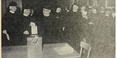 Am 6. Juni 1971 konnten im Kanton Schwyz erstmals Frauen über eidgenössische Vorlagen abstimmen. Das Bild zeigt die Schwestern des Frauenklosters in der Au, Trachslau, die unter der Leitung von Frau Mutter Benedikta Häller abstimmten. 