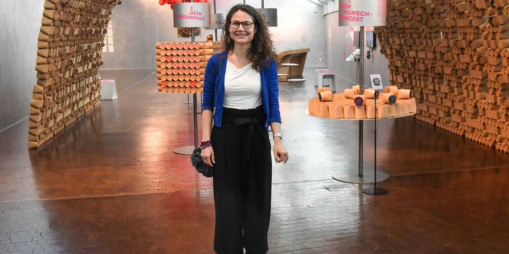 Alexandra Könz setzt sie sich seit Oktober 2019 als Operative Leiterin im Vögele Kultur Zentrum für eine vielfältige Auseinandersetzung mit Gegenwartsthemen ein.