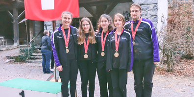Die Juniorinnen von Curling Schaffhausen sicherten sich in Matten bei Interlaken eine Bronzemedaille. Von links: Anja von Arx (Skip), Jara Lengweiler, Ladina Blätter, Lorena Mathez (aus Wetzikon) und Coach Michael Försterling.