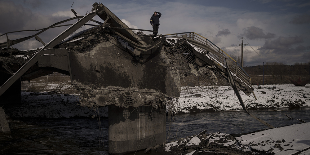 Zerstörten Brücke in Irpin in der Nähe Kiews: Der Kanton St.Gallen will Projekte zum Wiederaufbau oder im humanitären Bereich unterstützen.