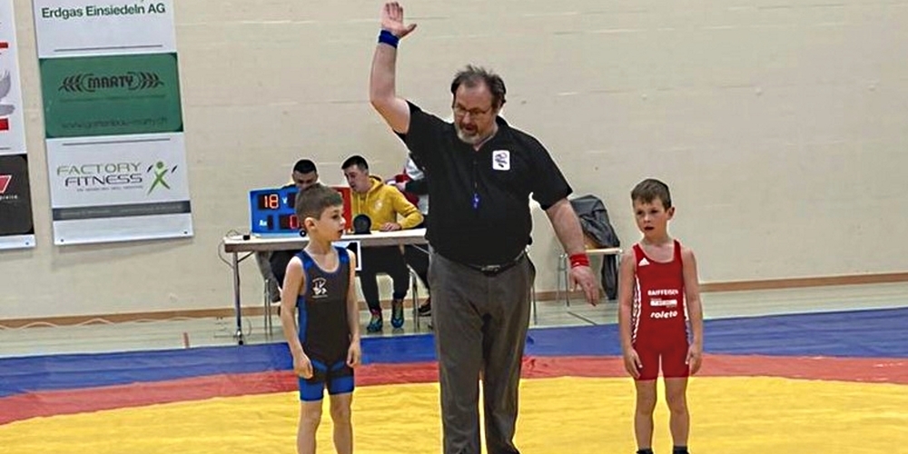 Nachwuchsringer Livio Wild (blau) bei seinem ersten Sieg.
