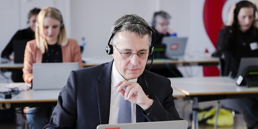 Bundespraesident Ignazio Cassis spricht am Telefon in der Sammelzentrale der Glueckskette anlaesslich des nationalen Sammeltag zugunsten der ukrainischen Bevoelkerung, am Mittwoch, 9. Maerz 2022, in den Studios des Schweizer Fernsehens SRF in Zuer...
