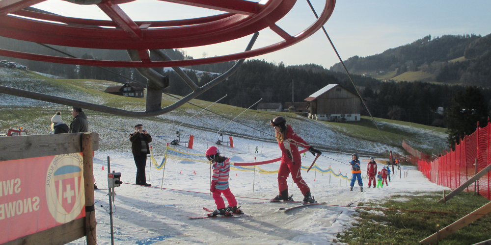 In Solenthalers Kinderskigebiet ermöglicht eine weisse, oft von Wiesengrün umgebene Fläche seit 20 Jahren ungetrübte Wintersportfreuden.