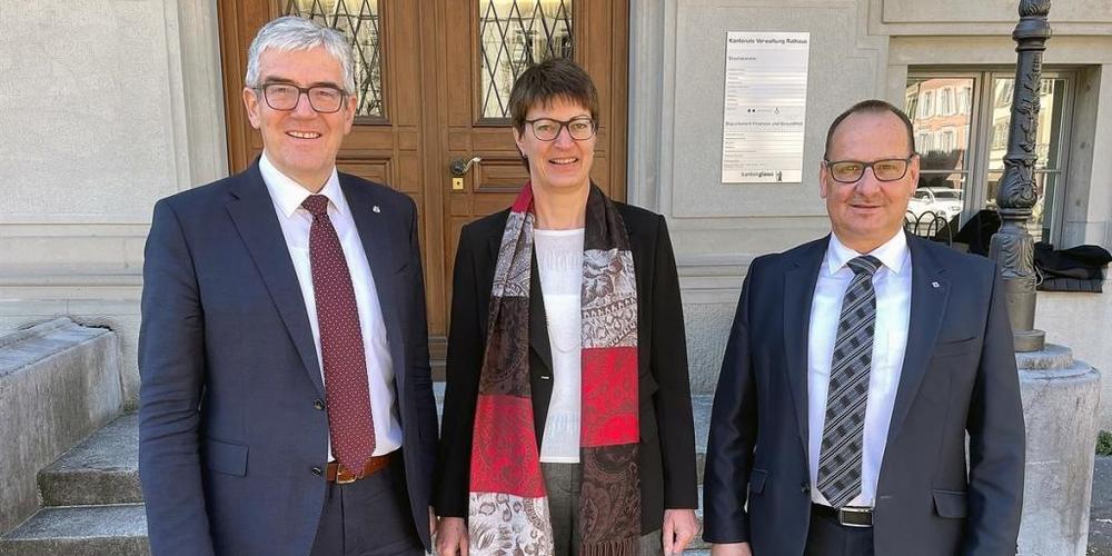 Der Bündner Regierungsrat Jon Domenic Parolini (links) übergab am Donnerstag in Glarus das Präsidium der Ostschweizer Regierungskonferenz (ORK) an seinen Ausserrhoder Kollegen Hansueli Reutegger, in der Mitte Frau Landammann Marianne Lienhard.