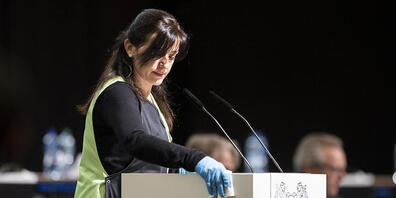 Das Rednerpult im Zürcher Stadtparlament wird bereit gemacht für die nächste Rednerin oder den nächsten Redner. (Archivbild)