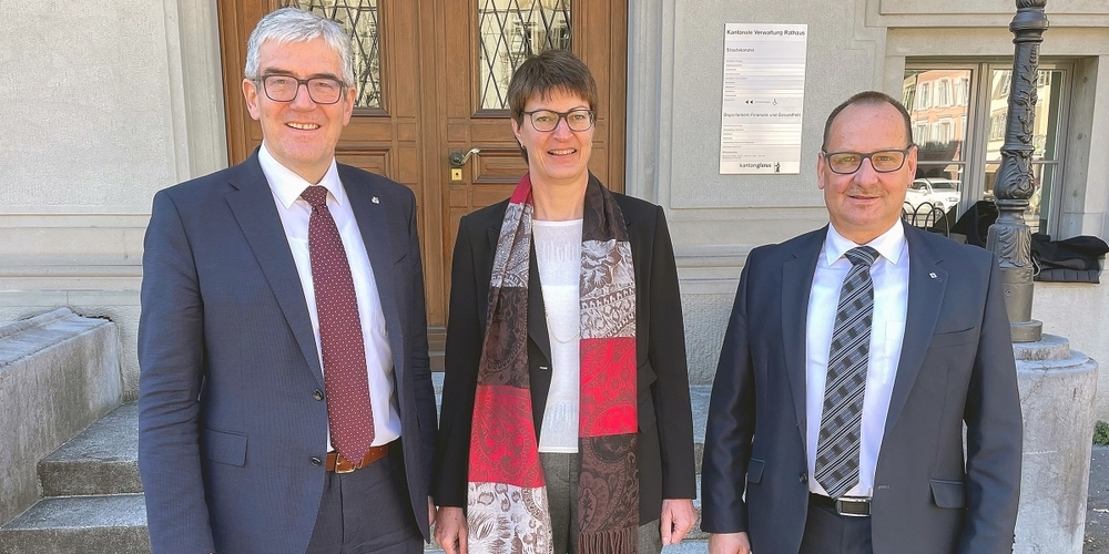 (v.l.) Regierungsrat Jon Domenic Parolini, Frau Landammann Marianne Lienhard und Regierungsrat Hansueli Reutegger an der 59. Plenarkonferenz in Glarus.