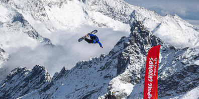 Forscher entwickelten ein Modell, mit dem sich die Anlaufgeschwindigkeit auf einen Sprung berechnen lässt: ein Snowboarder fährt einen Slopestyle-Parcours. (Archivbild)