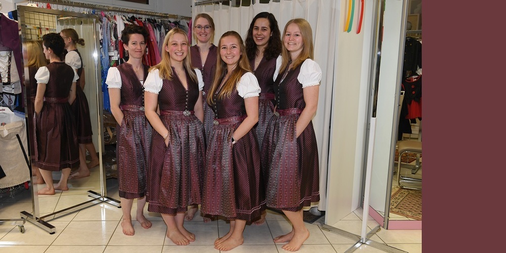 Die Ehrendamen beim St.Galler Kantonalschwingfest in Wil: v. l. Olivia Hug, Fabia Stillhard, Andrea Ott, Leandra Huber, Ariane Stillhard und Livia Eisenring.